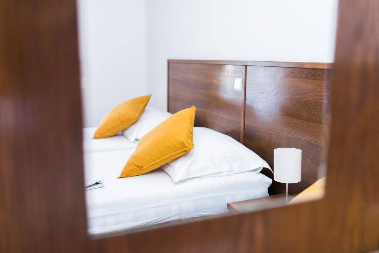 Mb Pag Bed&Breakfast Pag Town Bagian luar foto