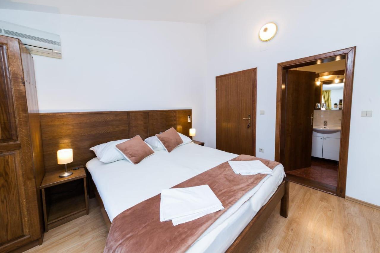 Mb Pag Bed&Breakfast Pag Town Bagian luar foto