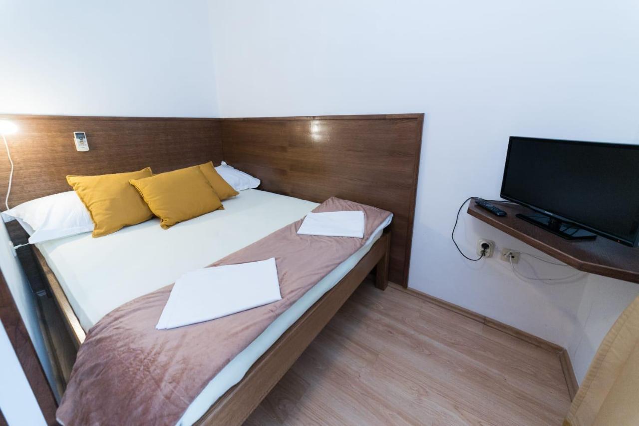 Mb Pag Bed&Breakfast Pag Town Bagian luar foto