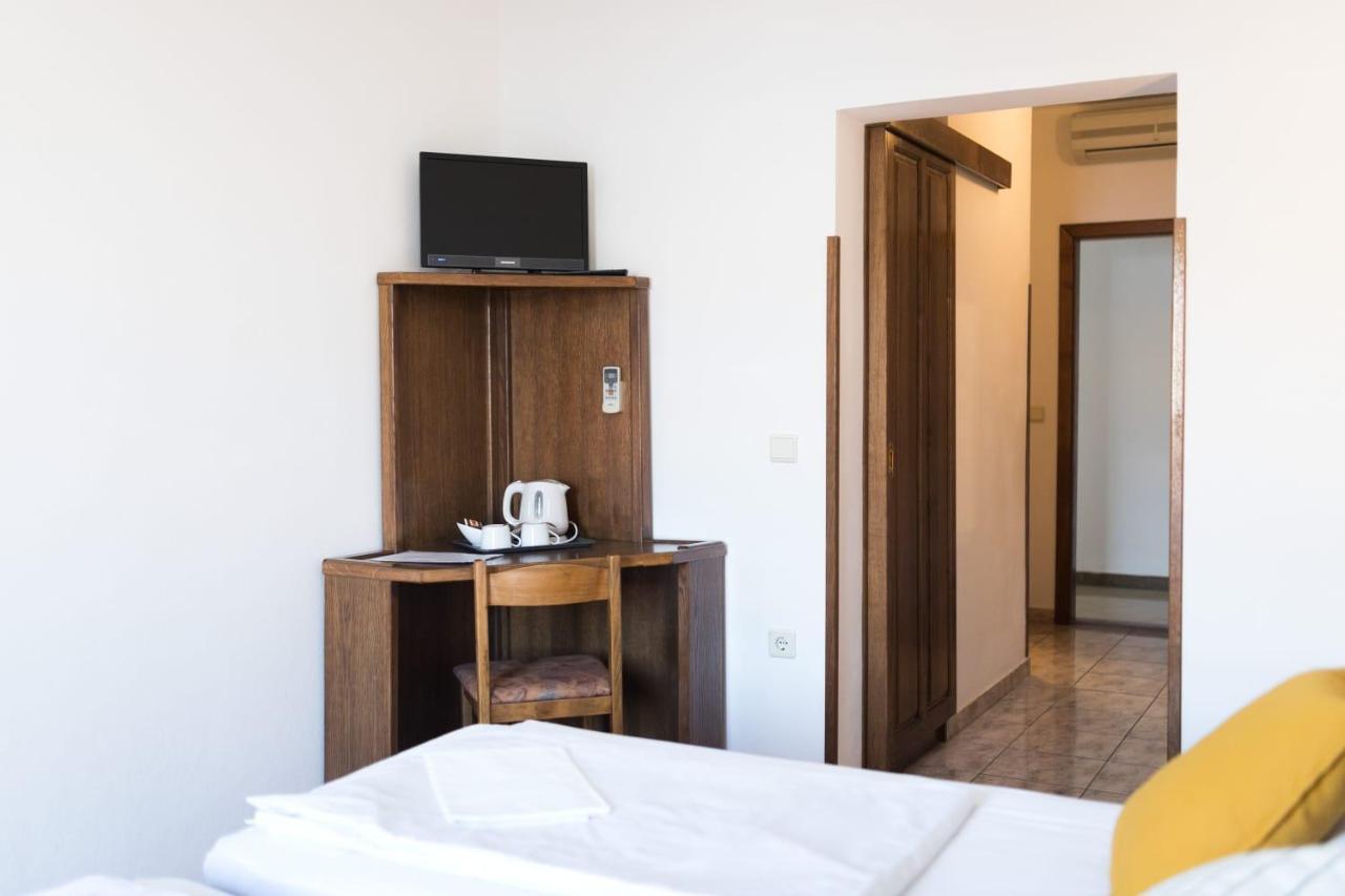 Mb Pag Bed&Breakfast Pag Town Bagian luar foto